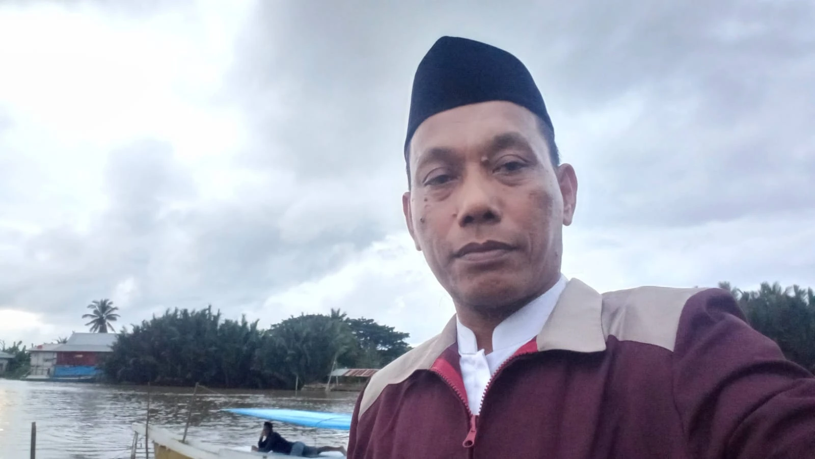 Syamsir Nadjamuddin: Di tepi sungai Maros, kami meneguhkan pandangan bahwa alam bukan sekadar objek eksploitasi, melainkan ayat-ayat Tuhan yang hidup. Pendidikan berbasis tauhid dan cinta menuntun kita menyaksikan satu realitas Ilahi dalam seluruh ciptaan—itulah Wahdatusy Syuhud dalam ekoteologi. Kredit: Syamsir Nadjamuddin